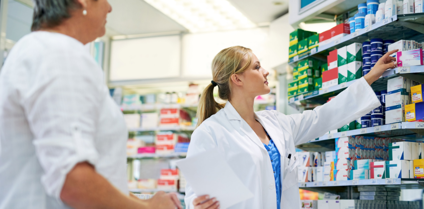 Farmacéutica explicando los errores al tomar suplementos
